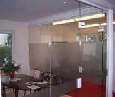 Glaserei Sterz - Referenzobjekt Ganzglasanlagen in Büroräumen Bild 6
